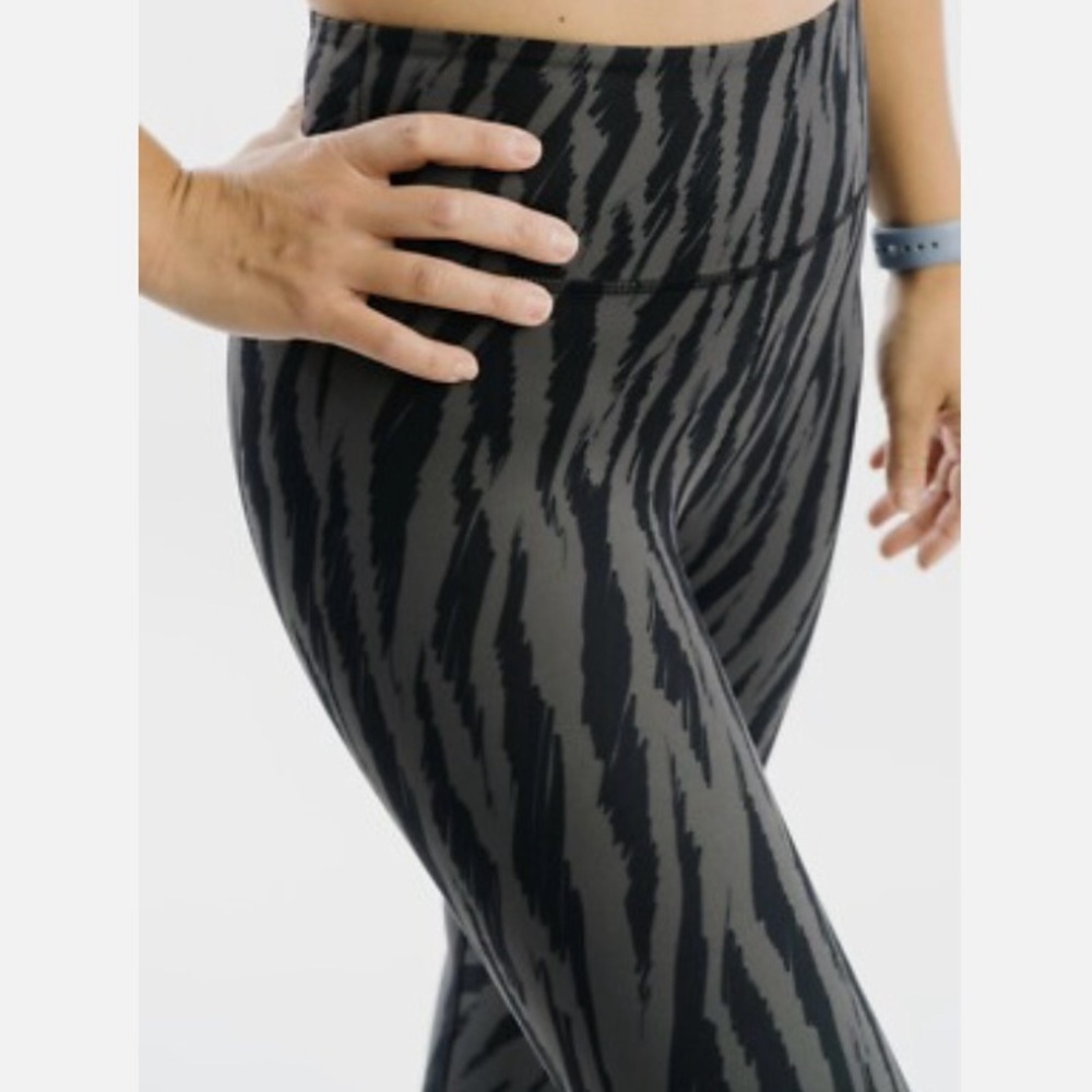 ZYIA Sketch Light n Tight Hi-Rise Capri 20” Leggings 6-8 Black Gray Activewear